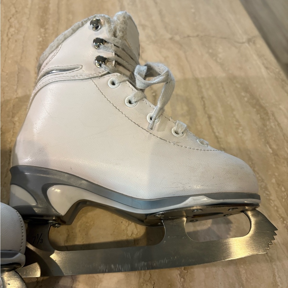 Soft Skate by Jackson Mark 1 White Figure Skates, 12J (12 Junior) Blade is 7 1/3 - Picture 11 of 16